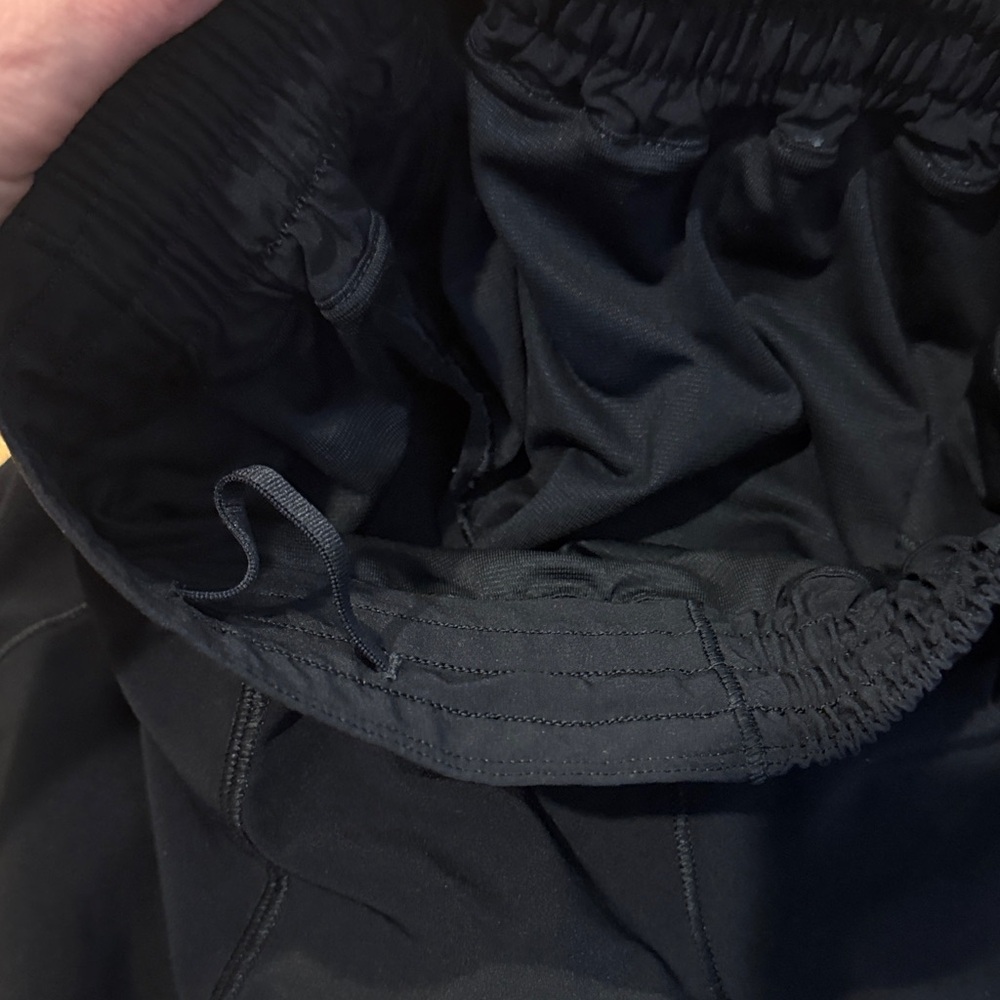 Lululemon 2.5” Hotty Hot Women’s Black Shorts - 2 - Picture 4 of 5
